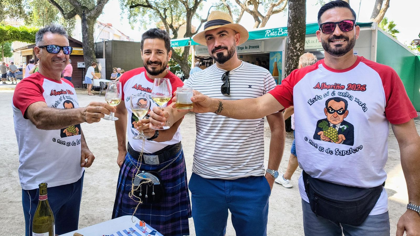 Amigos de Sanxenxo e Murcia, estrearon as casetas do viño.