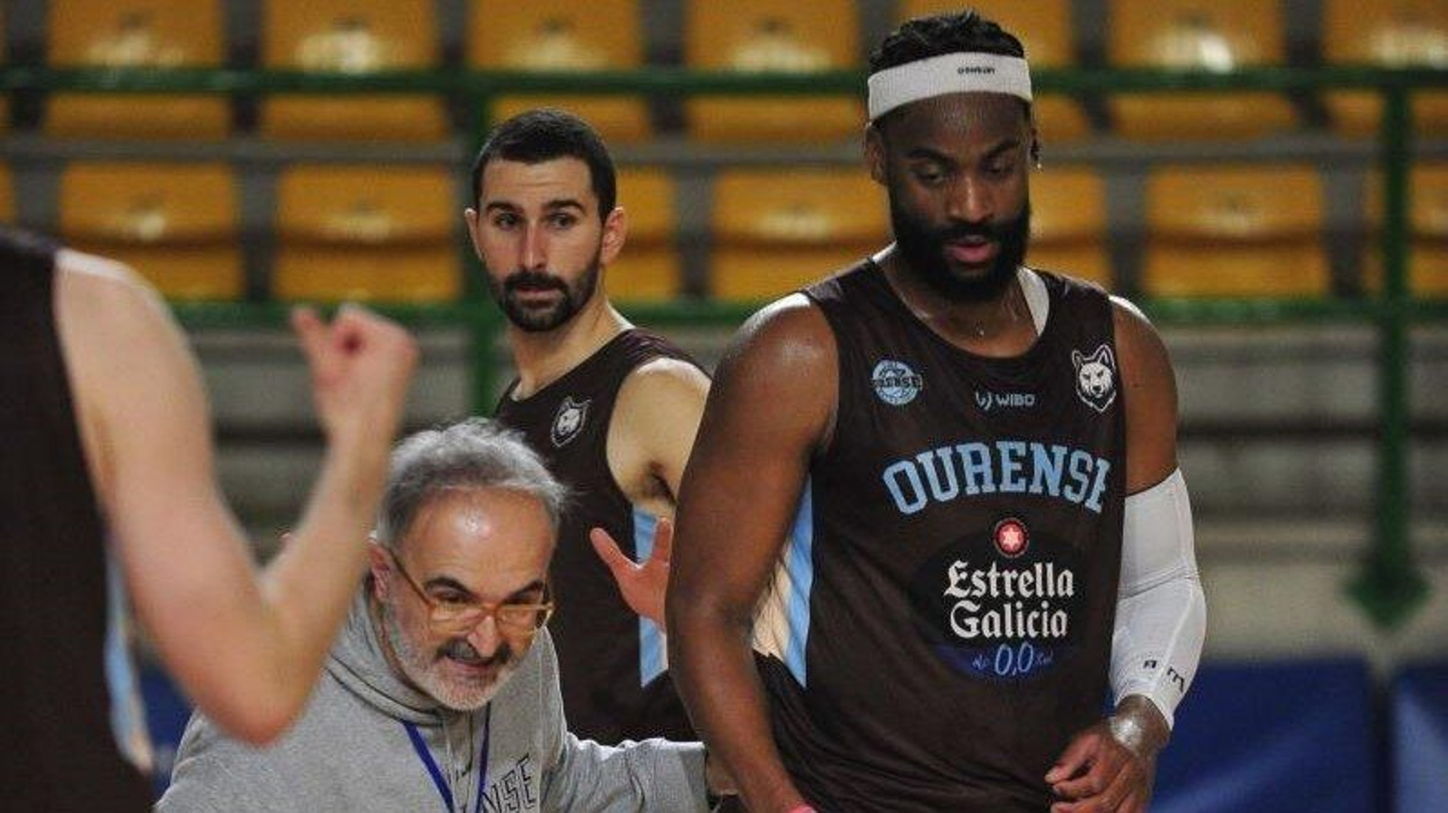Moncho López dirige a sus jugadores durante un entrenamiento en el Pazo.