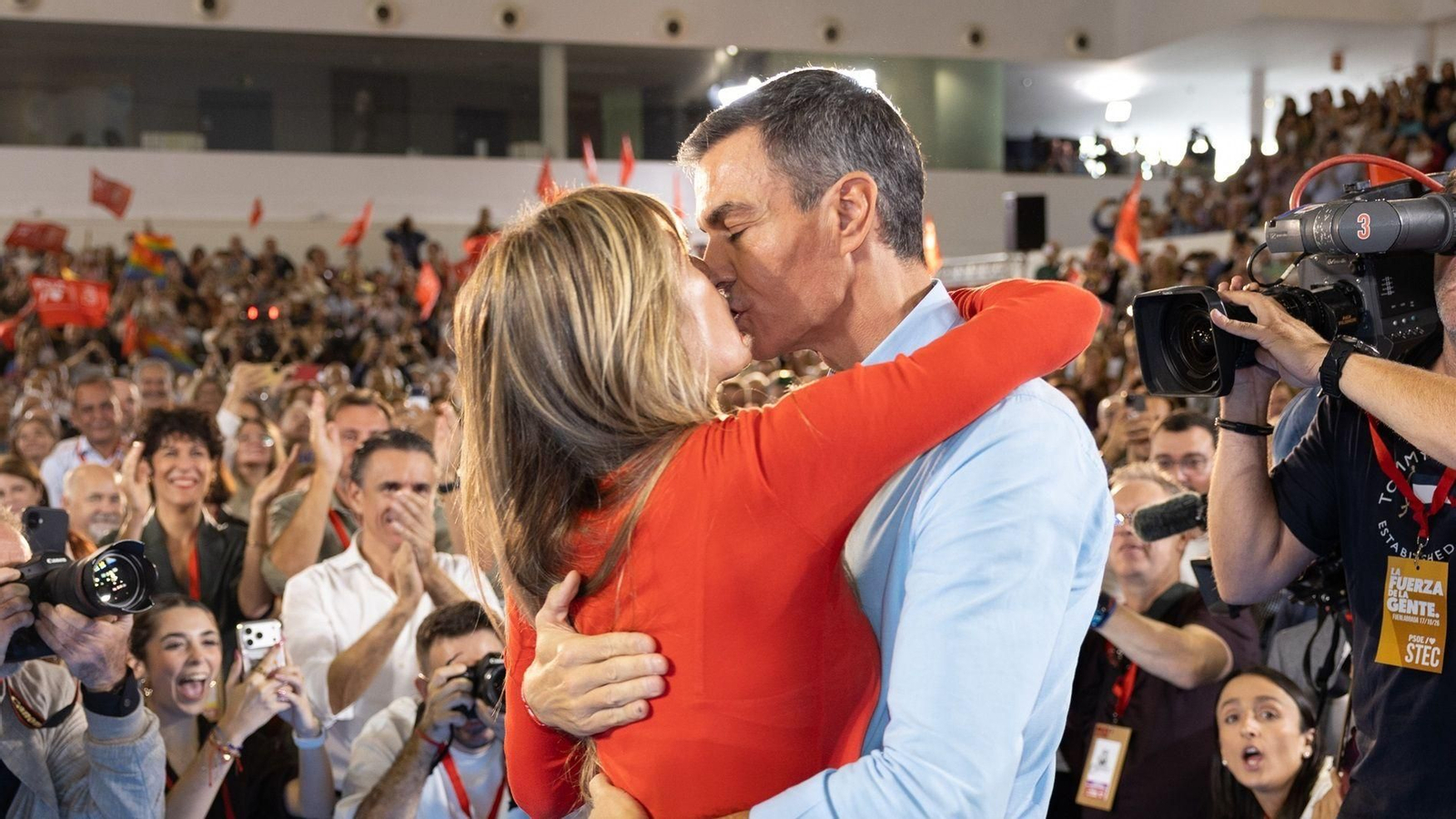 El presidente del Gobierno, Pedro Sánchez, y su esposa Begoña Gómez durante el Comité Federal del PSOE.