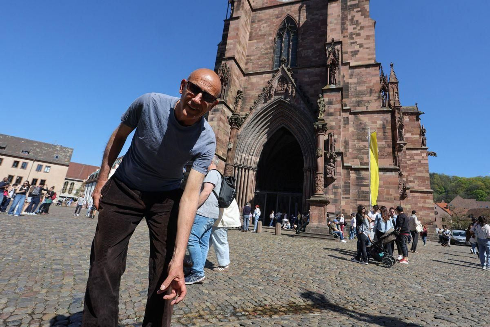 El experto olívico en el segundo río más largo del continente posa frente a la catedral de Friburgo.