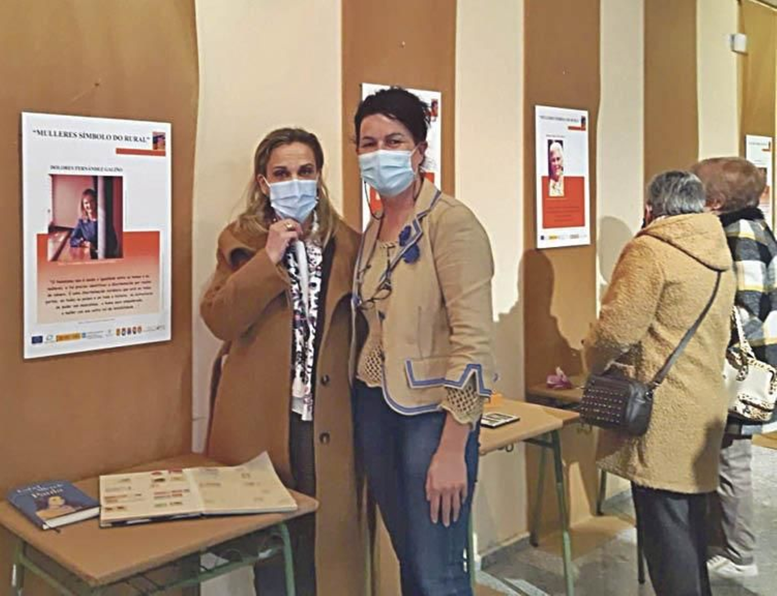 Dolores Fenández y Lola Rico, coordinadora de la muestra.