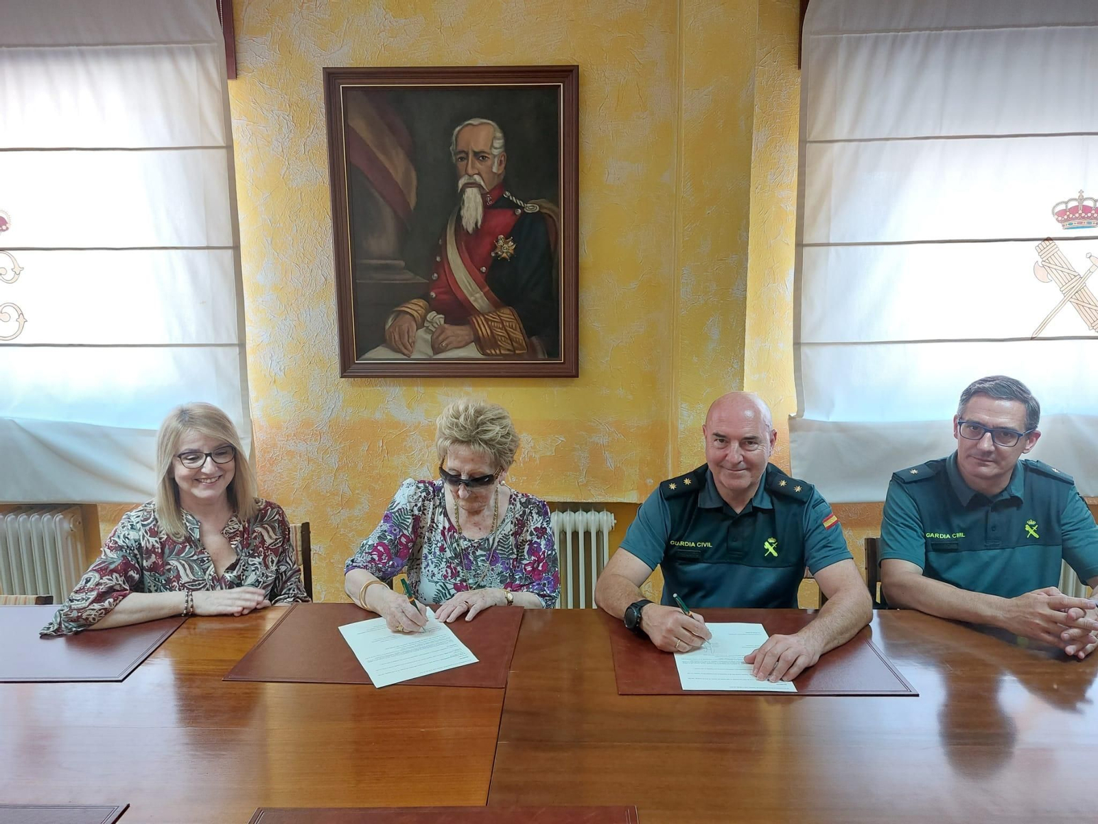 Sara y El Teniente Coronel de la Guardia Civil firmando los documentos, acompañados de sus testigos, una sobrina de Sara y el Comandante Santamarina.