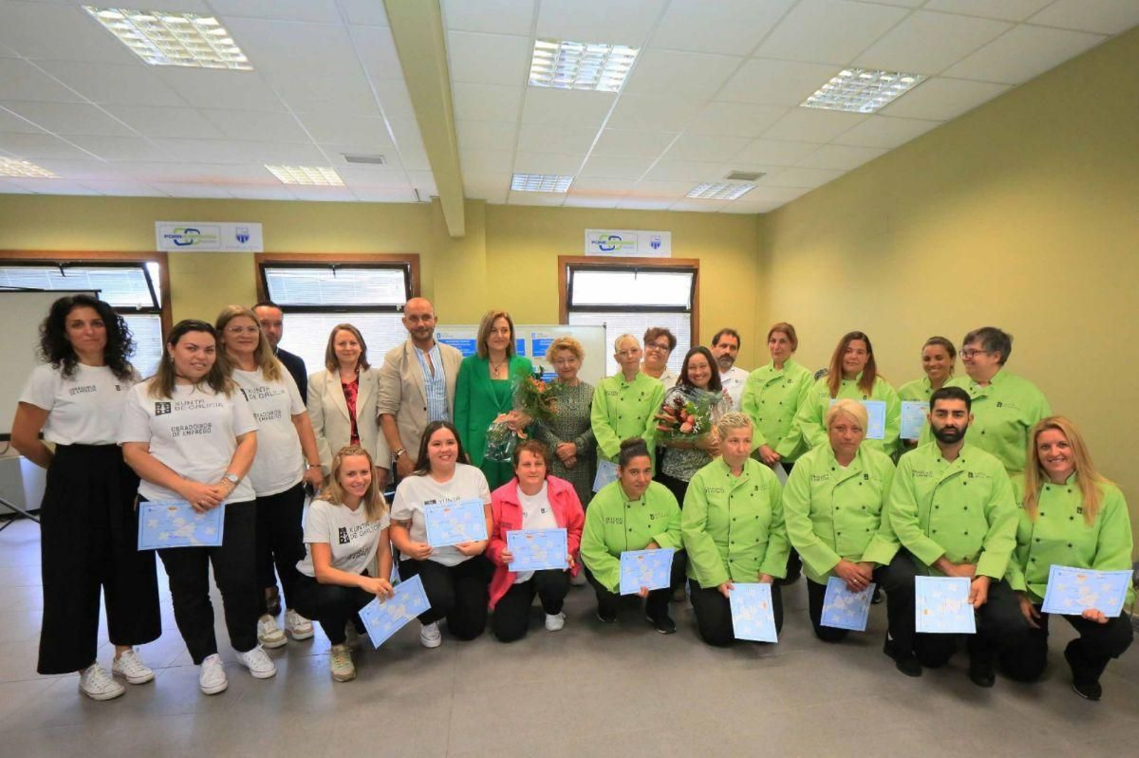 Conselleira y alcalde con los participantes en el Obradoiro, que se formaron en cocina y cuidados sociosanitarios.