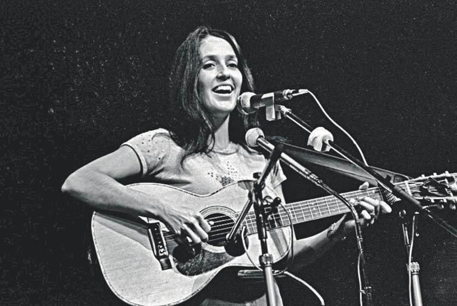 Joan Baez con su inseparable guitarra durante uno de sus directos.