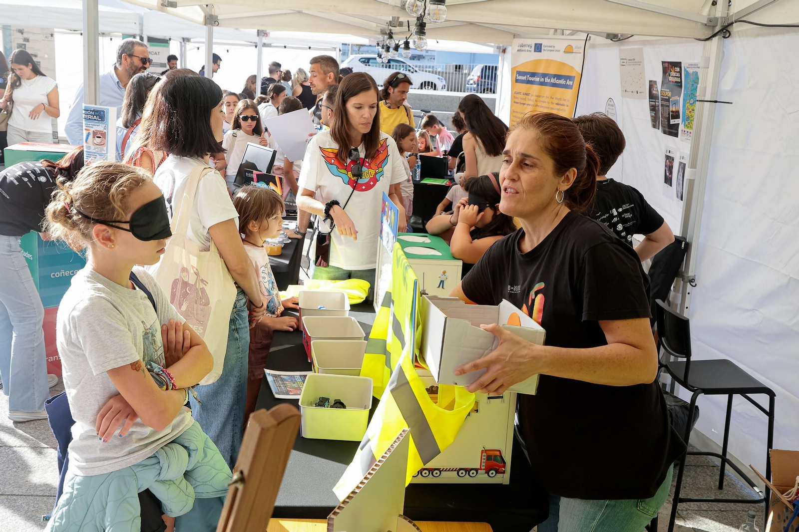 Galería | La feria G-Night toma el edificio Redeiras y el Berbés con sus talleres científicos