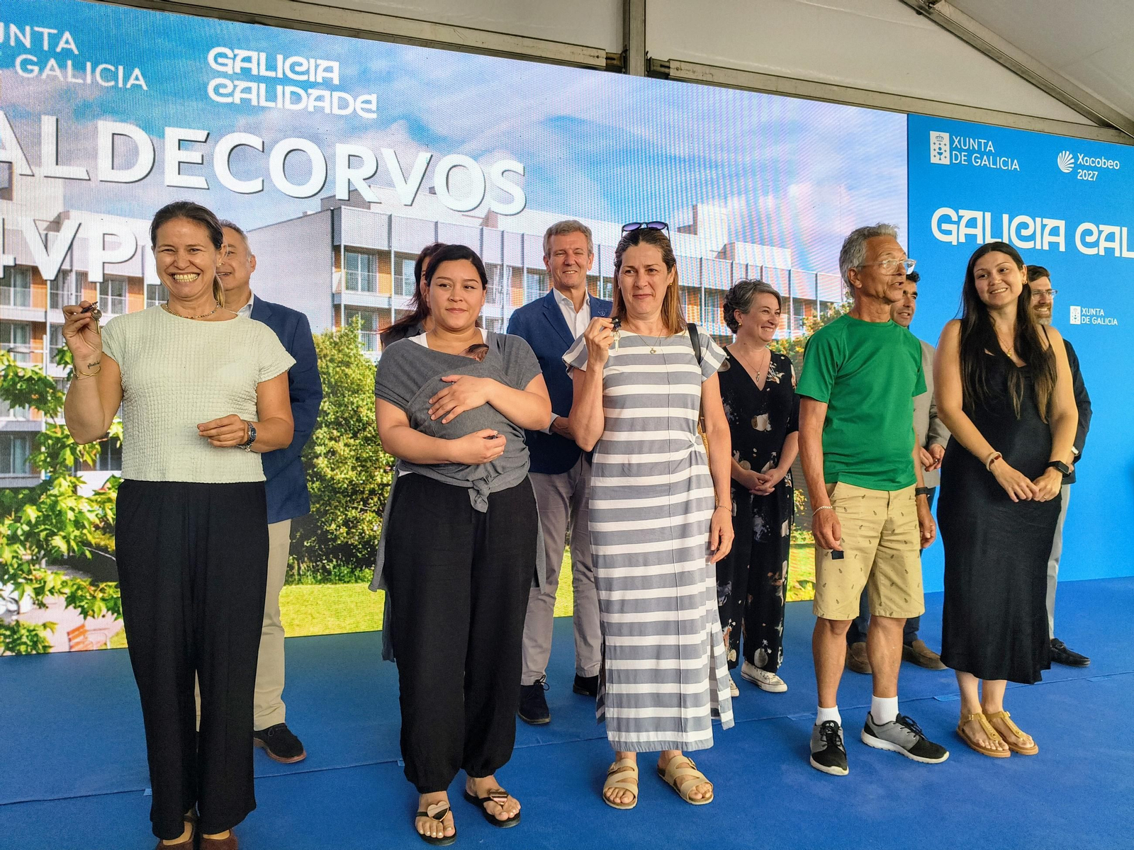 Cinco de las familias afortunadas recibiendo las llaves en el barrio de Valdecorvos.