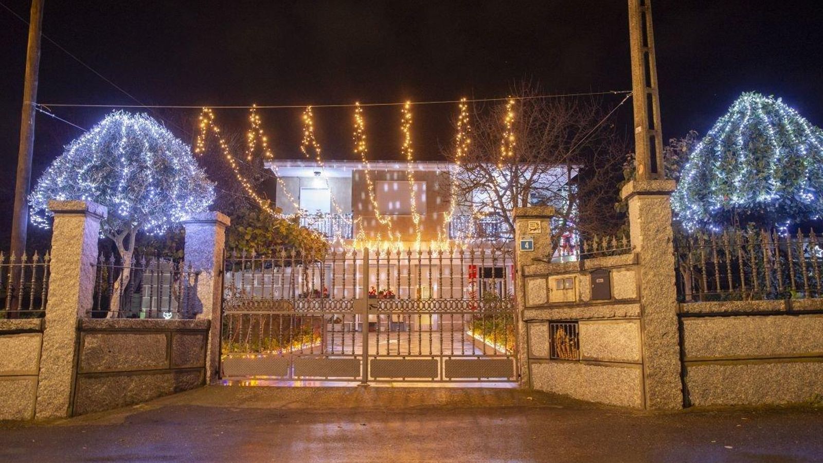 El cierre de una casa totalmente iluminado