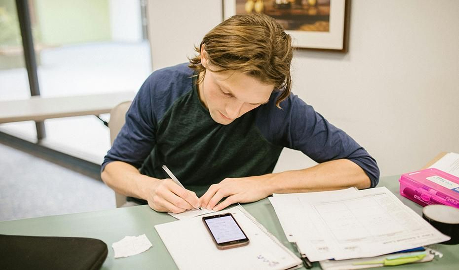 Un estudiante haciendo un examen