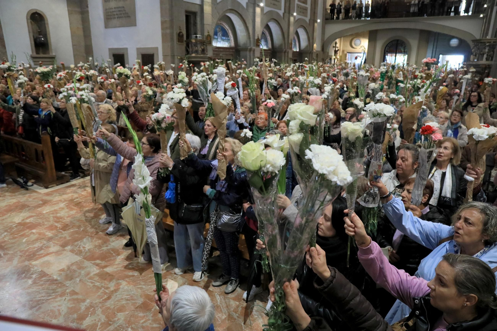 Galería | Las madres ofrecen sus flores un año más a la Virgen de Fátima, en fotos
