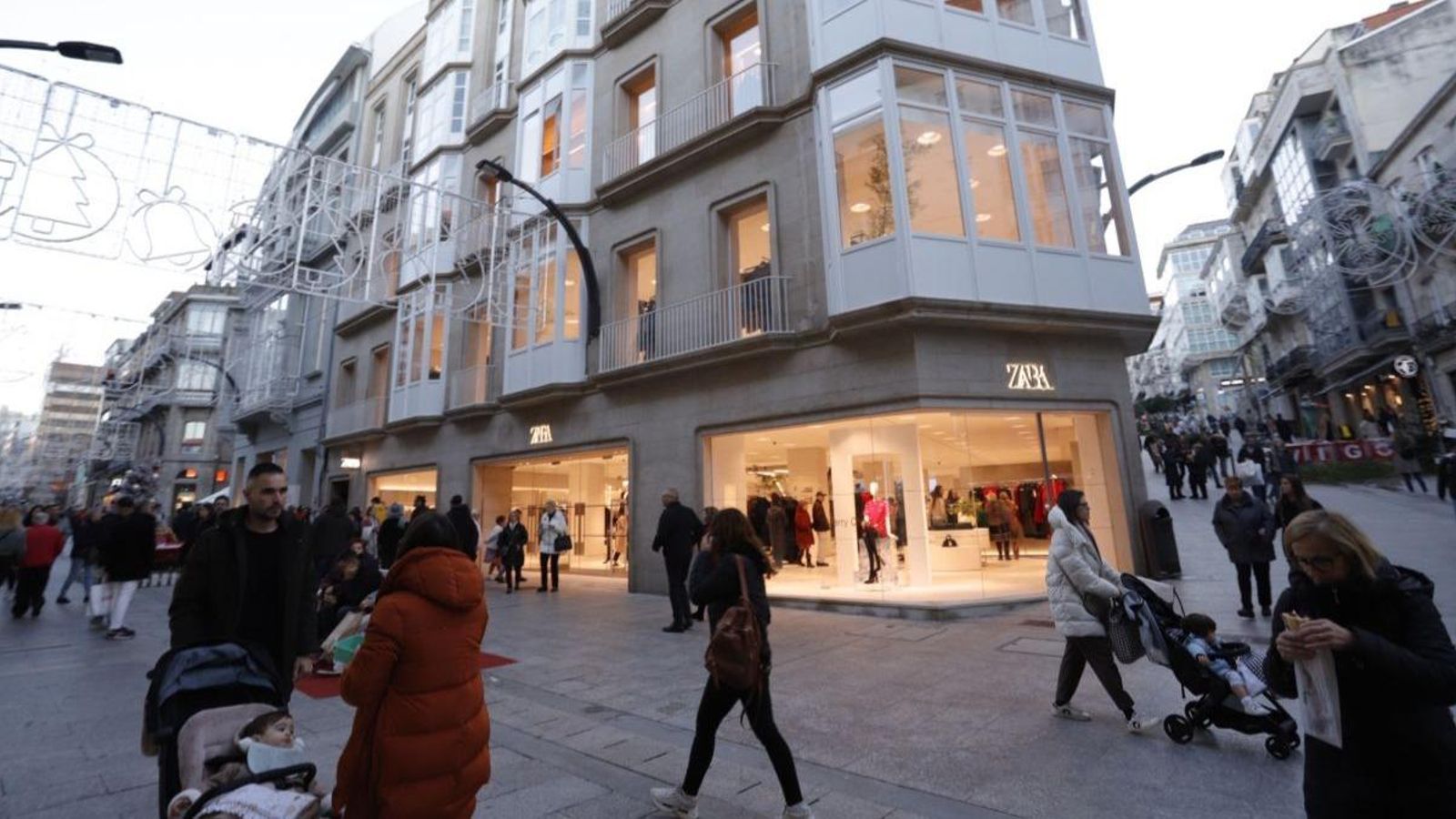 La mayor tienda de Zara se inauguró ayer en el corazón de Vigo.