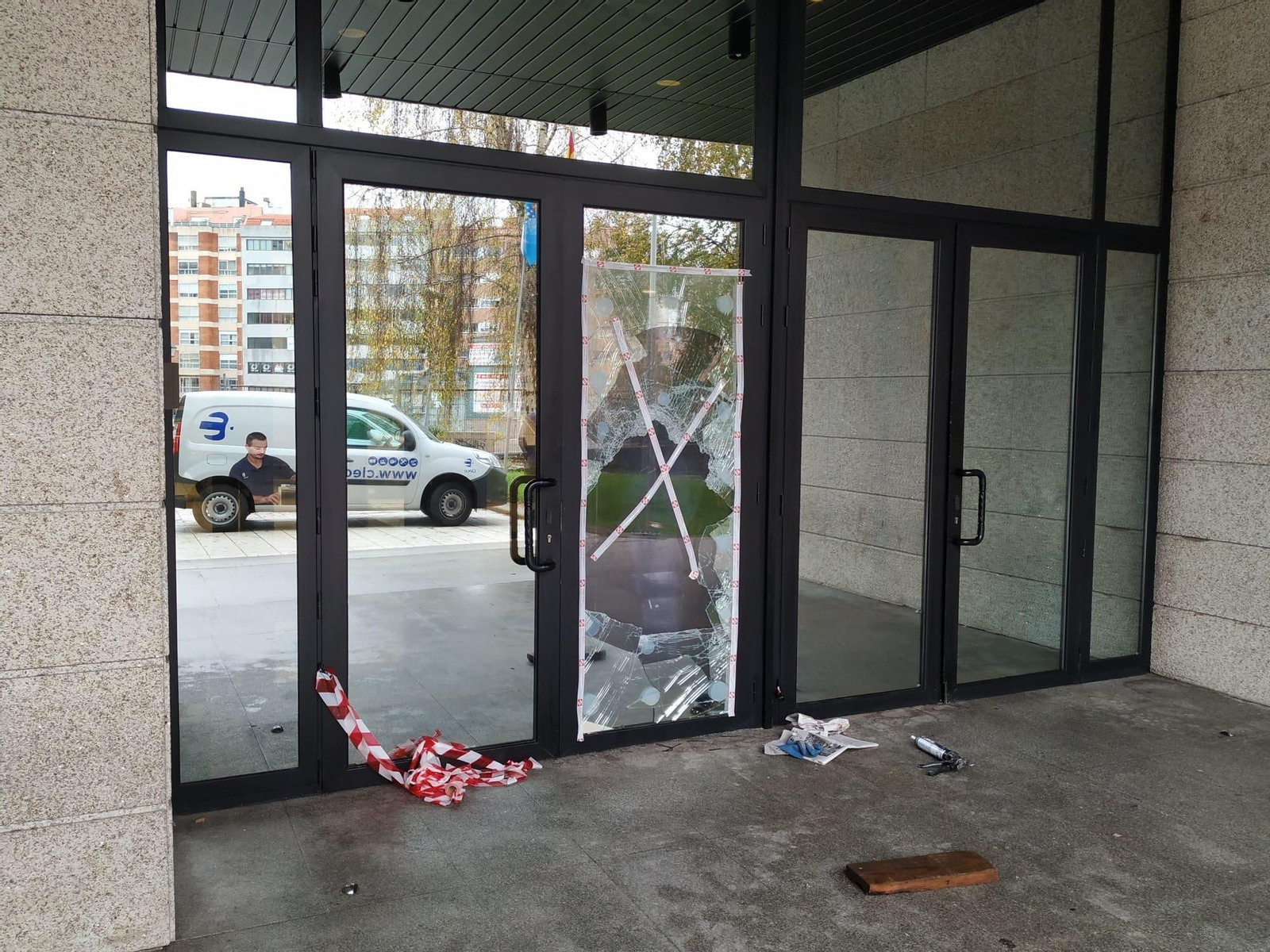 Los operarios acudieron esta mañana para cambiar la puerta de entrada del Juzgado