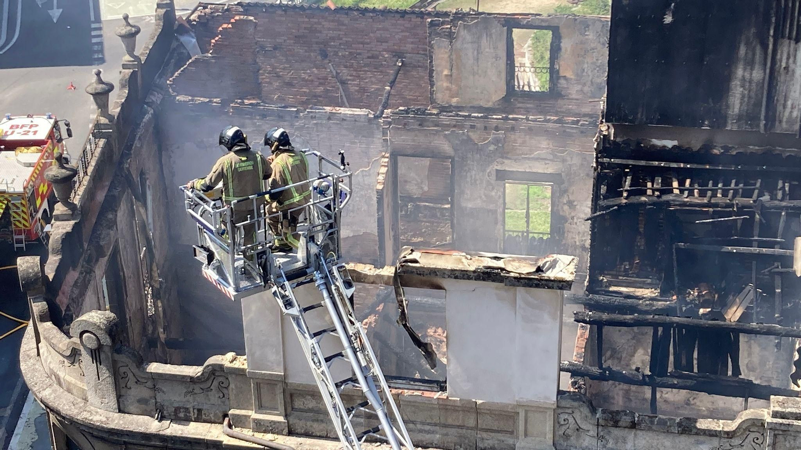 Galería | Así fue el voraz fuego que calcinó un edificio en A Ponte, en imágenes