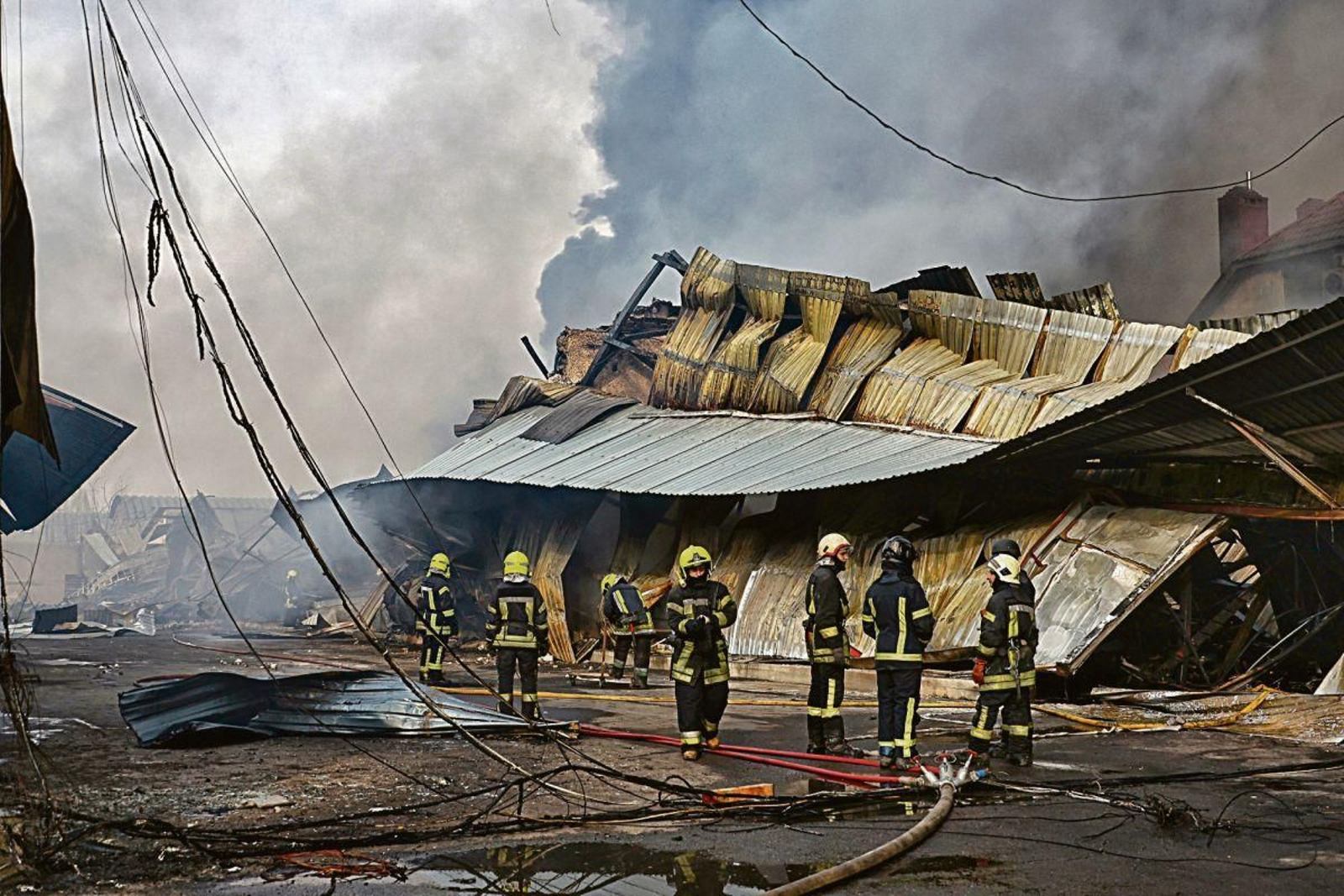 Bomberos trabajan tras un ataque ruso en Odesa.