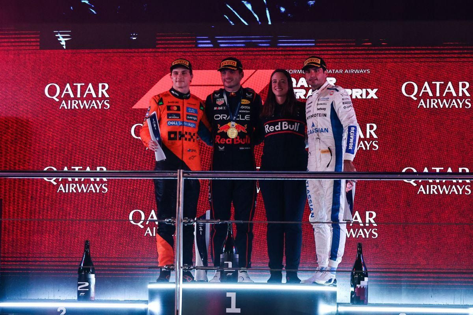 Los pilotos Piastri, Verstappen y Sainz, en el podio de honor después de finalizar la carrera del Gran Premio de Catar.