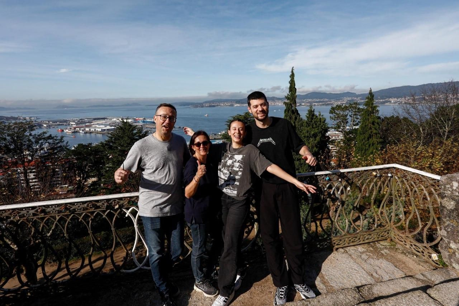 Una familia disfruta del buen tiempo en O Castro.