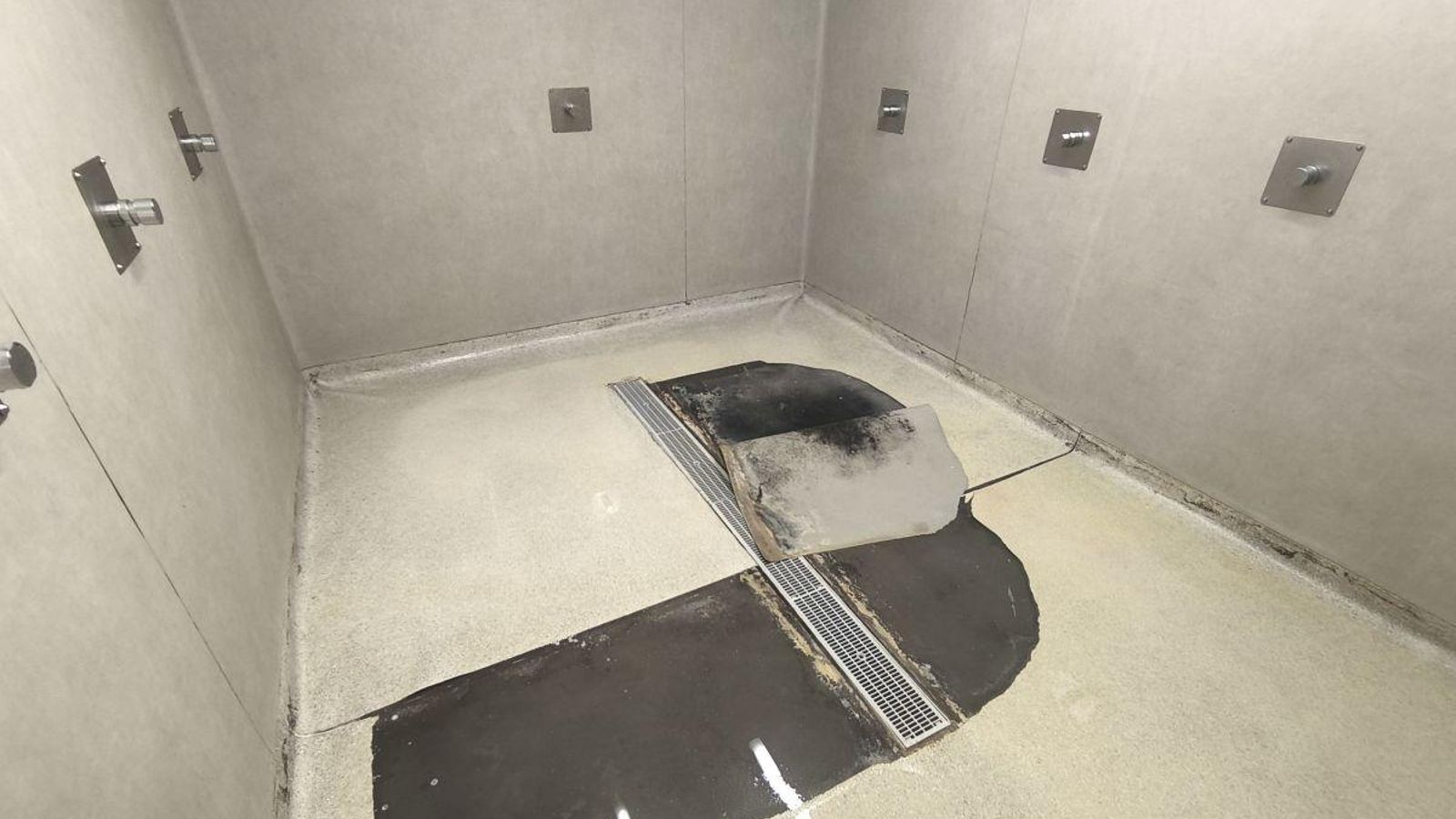 Estado de las duchas del Pabellón de Os Remedios