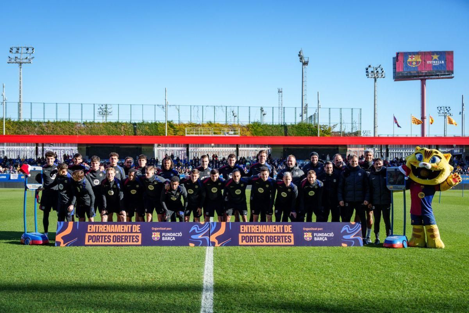 El Barcelona volvió ayer al trabajo con una jornada de puertas abiertas en el estadio Johan Cruyff.