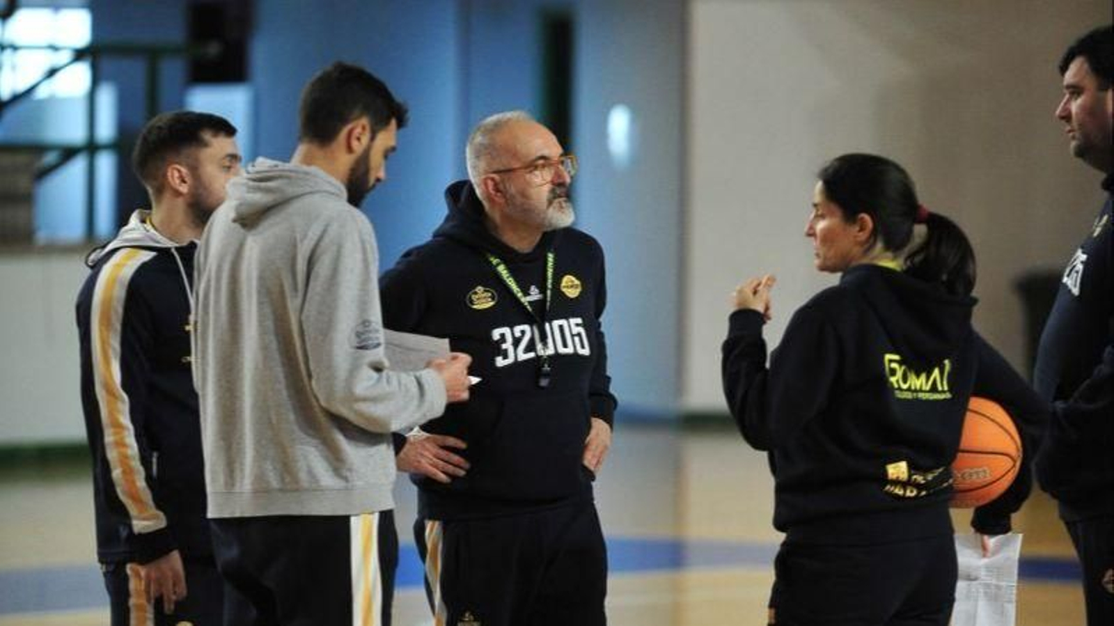 Moncho López, con su cuerpo técnico en el Pazo.