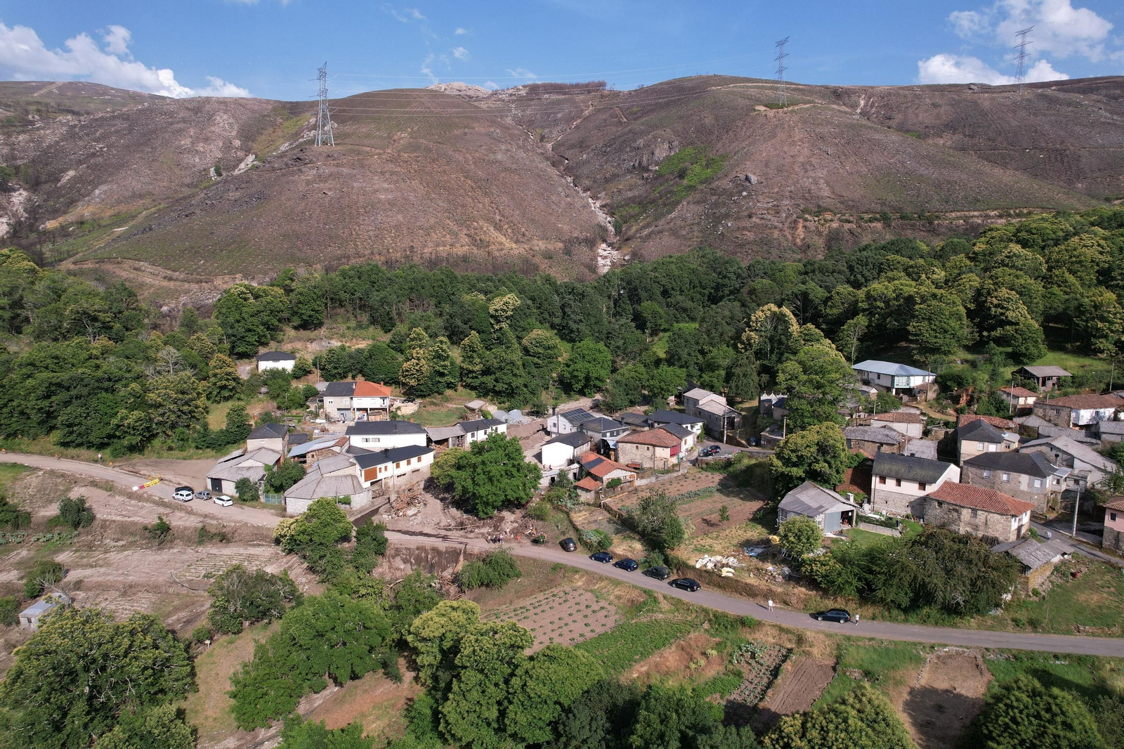 Galería | Viana do Bolo, cruzada por el torrente de agua, en fotos a vista de dron