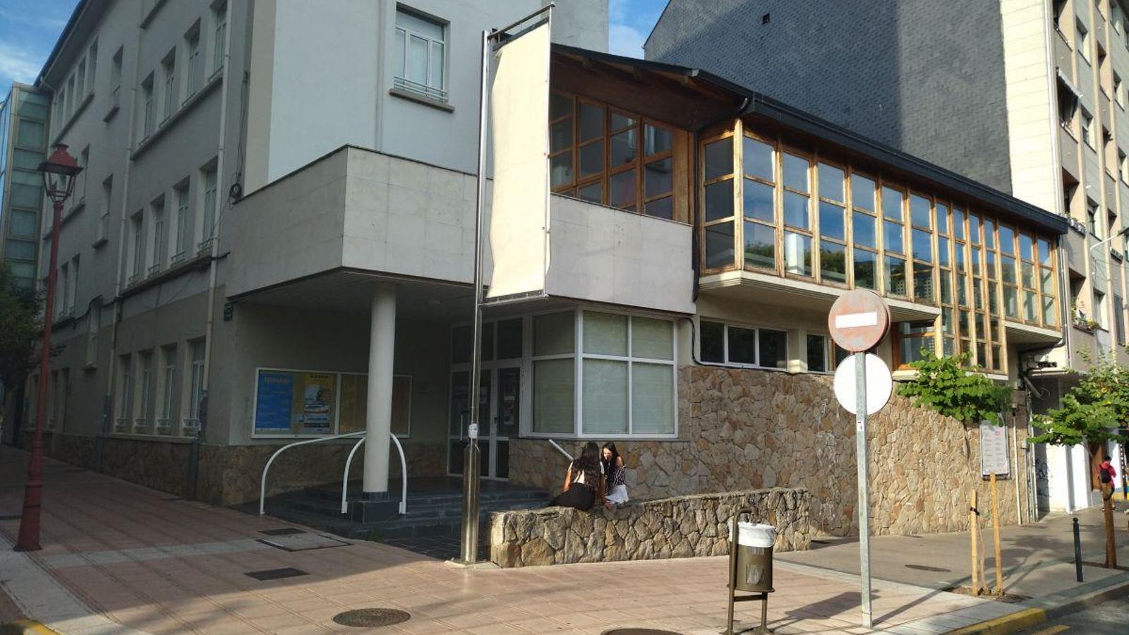 Fachada del Teatro Lauro Olmo, en O Barco.