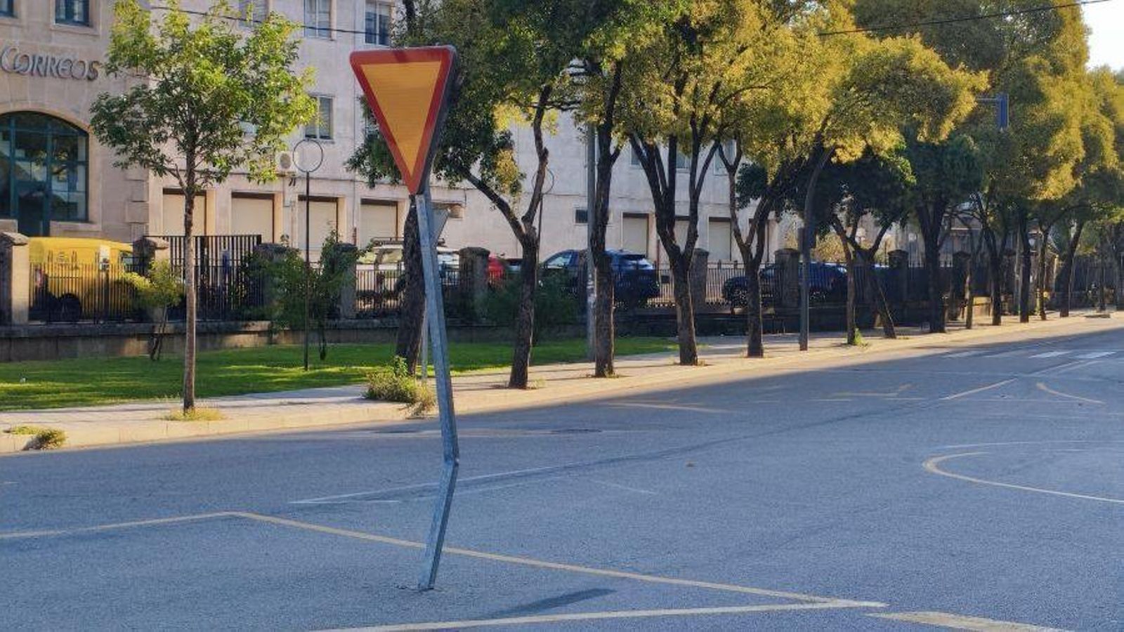 En esta intersección entre varias calles, la rotonda está mal señalizada.