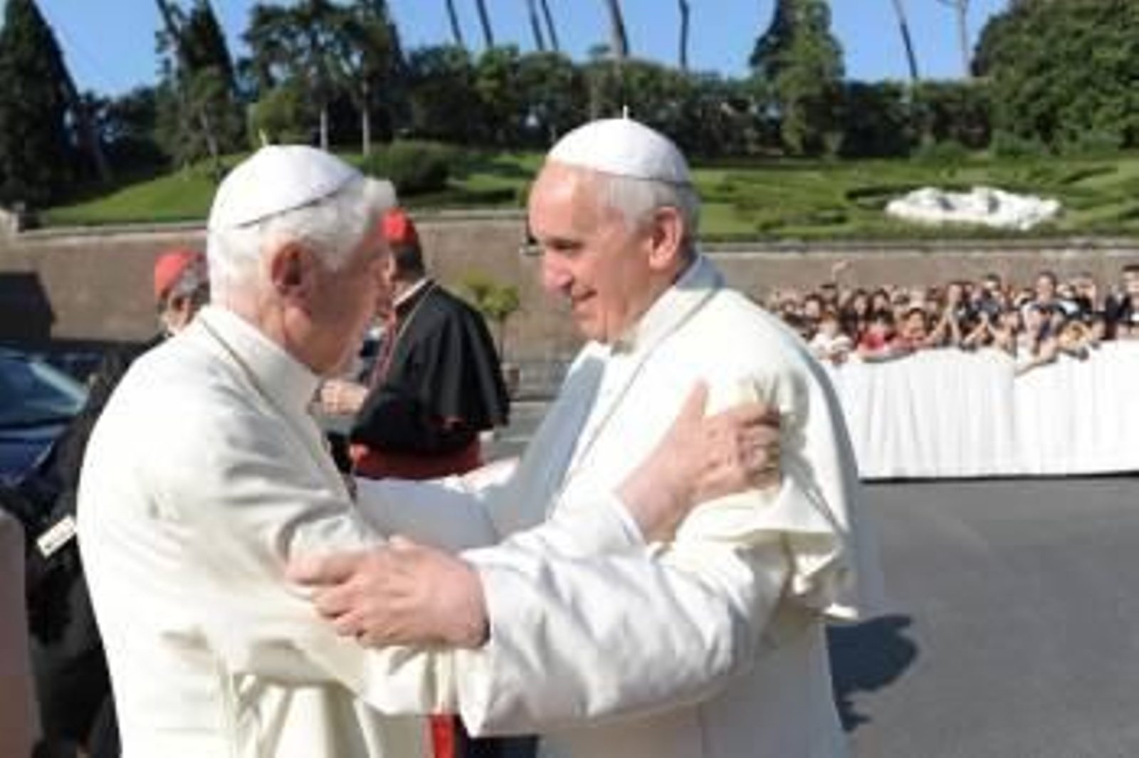 El papa emérito Benedicto XVI y el papa Francisco, juntos en la inauguración de una estatua del arcángel San Miguel.