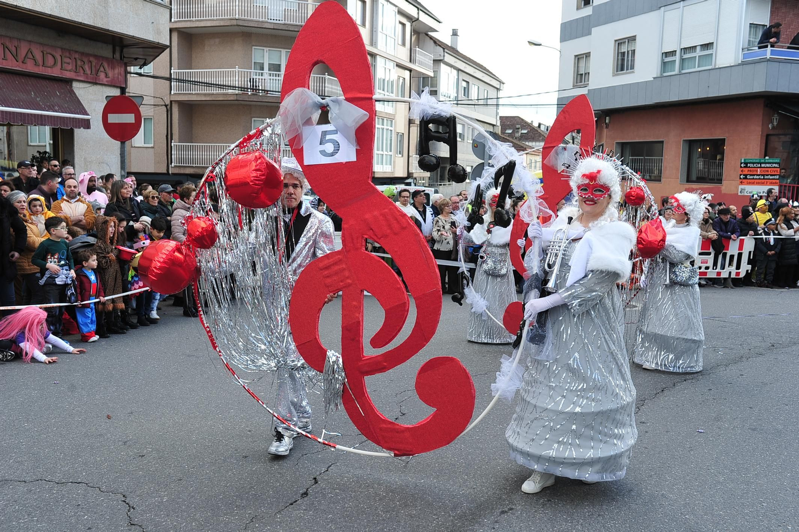 Galería | Color y retranca se pasean por las calles de A Valenzá durante su Martes de Entroido