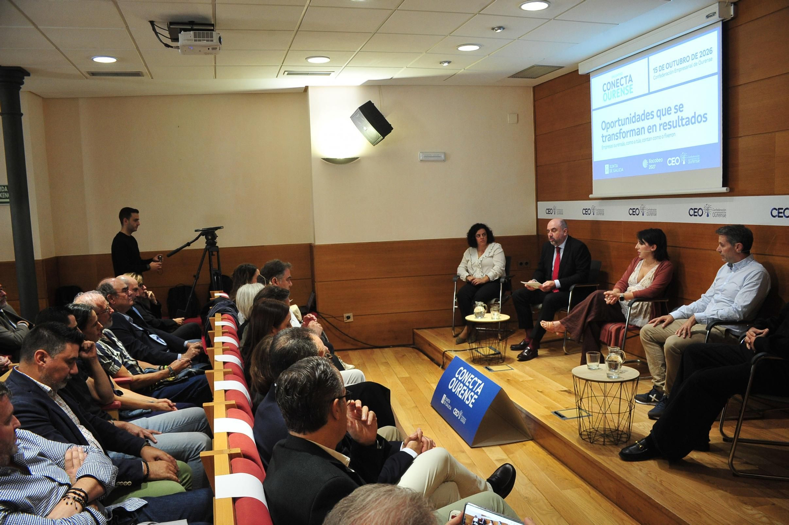 Participantes y autoridades en el encuentro celebrado ayer.
