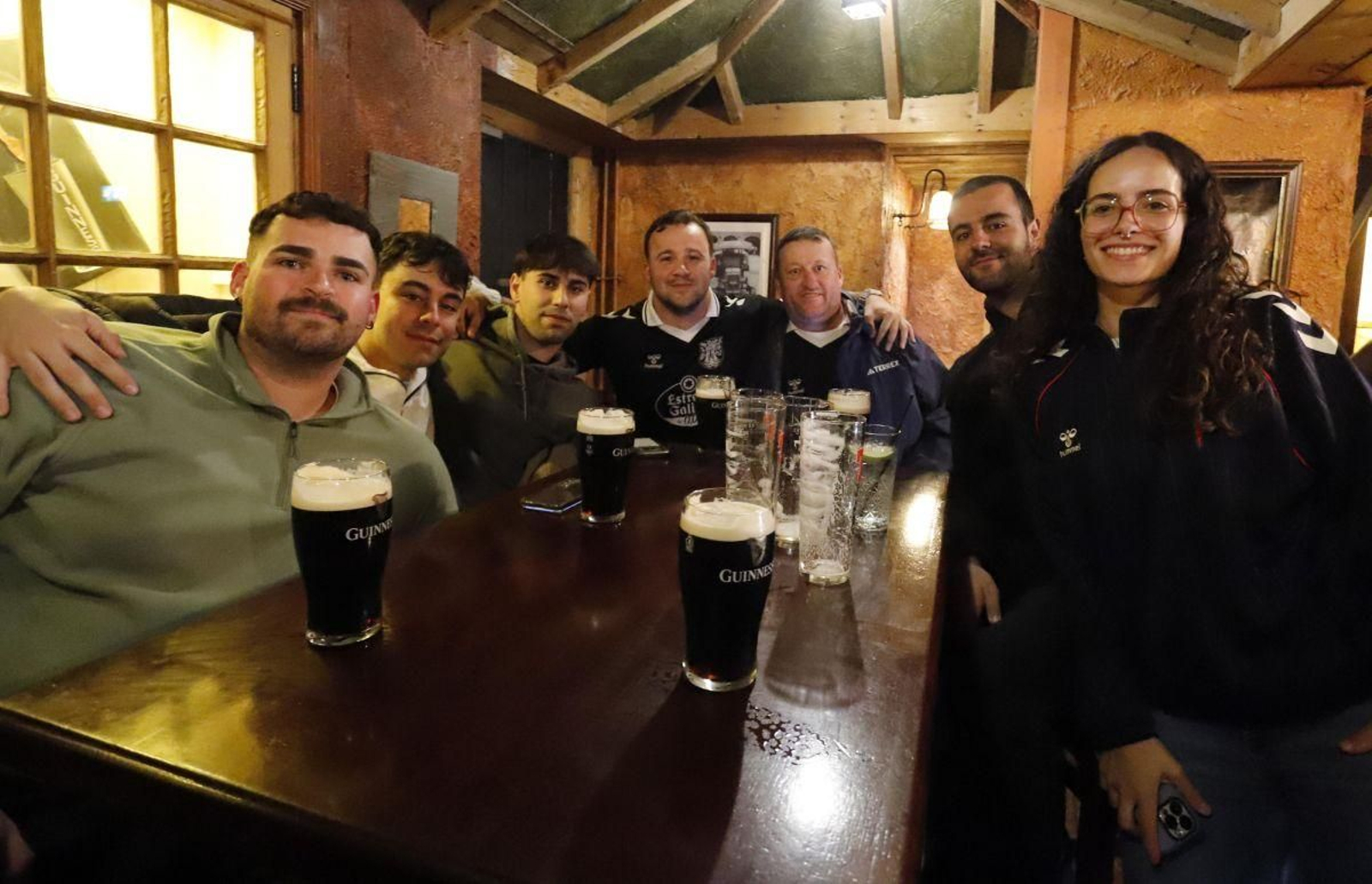 Cientos de aficionados celestes disfrutaron de las tradicionales pintas reunidos en los pubs y las calles de Glasgow y con el Celta como principal pasión.