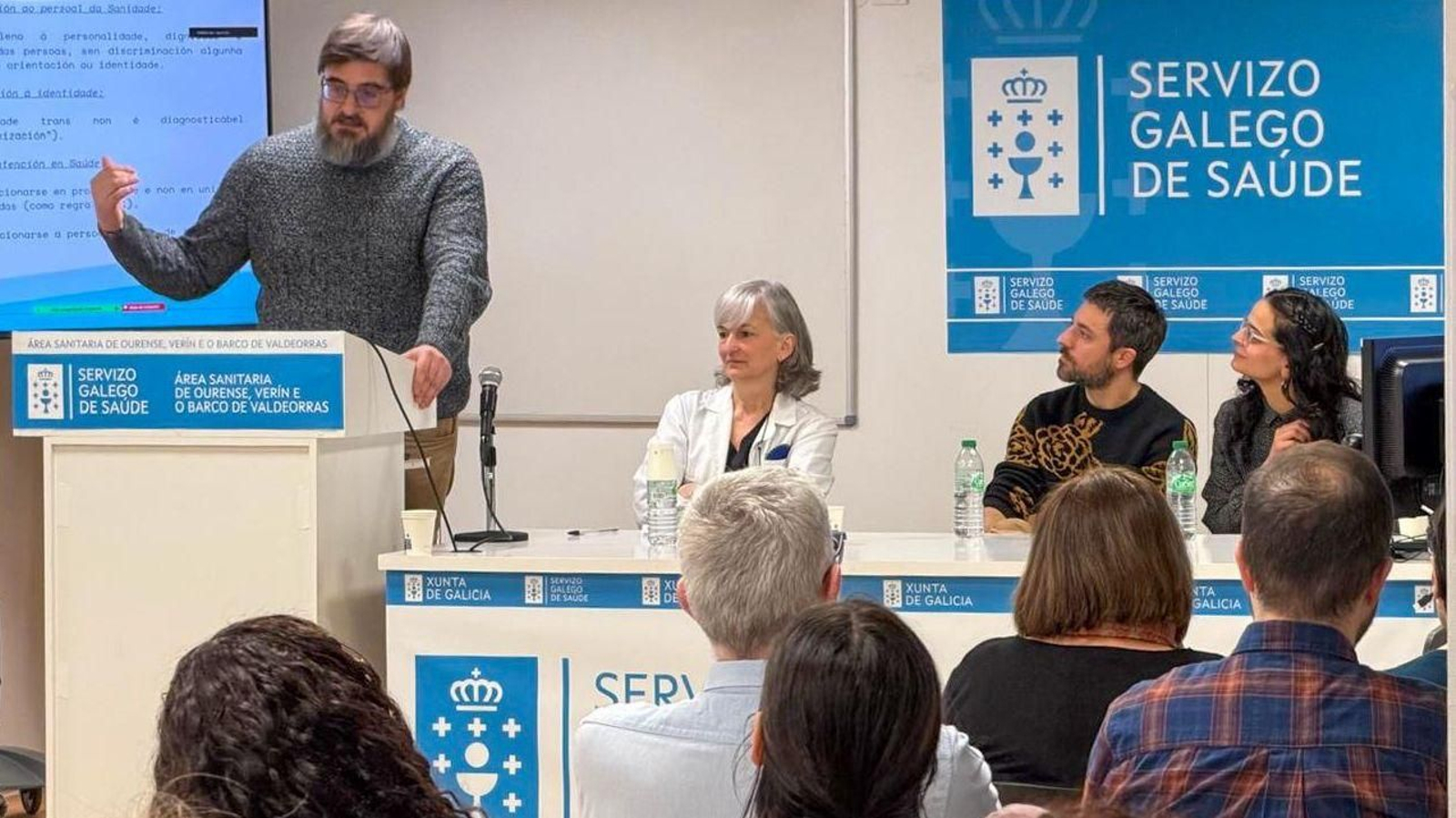 El abogado Miguel Vieito interviene durante la presentación.