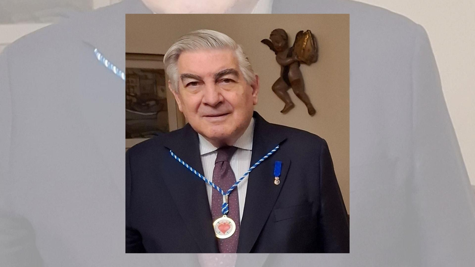 Ernesto Fernández-Xesta con la medalla del Padre Gándara al cuello y el emblema del Cuerpo de la Nobleza del Antiguo Reino de Galicia en la solapa.