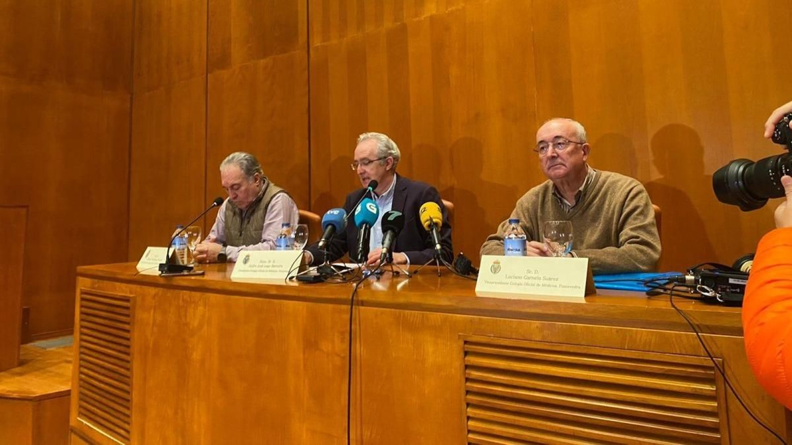 Manuel Rodríguez, Isidro Lago y Luciano Garnelo, ayer en la rueda de prensa de la sede colegial pontevedresa.