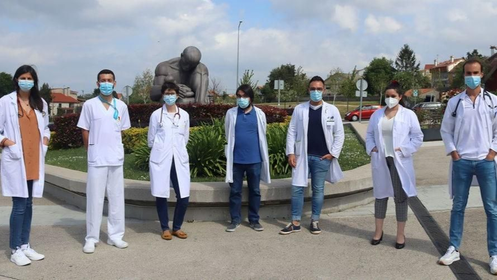 La doctora Maite Pérez, tercera por la izquierda, con parte de su equipo de investigación en los jardines del Cunqueiro.