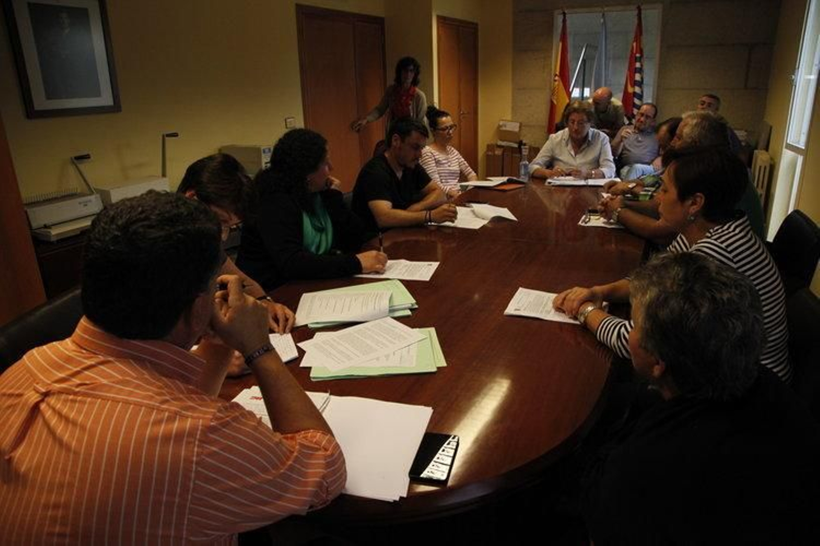 El regidor Juan Carlos Rodríguez (de espaldas) trató de tender lazos con la oposición.