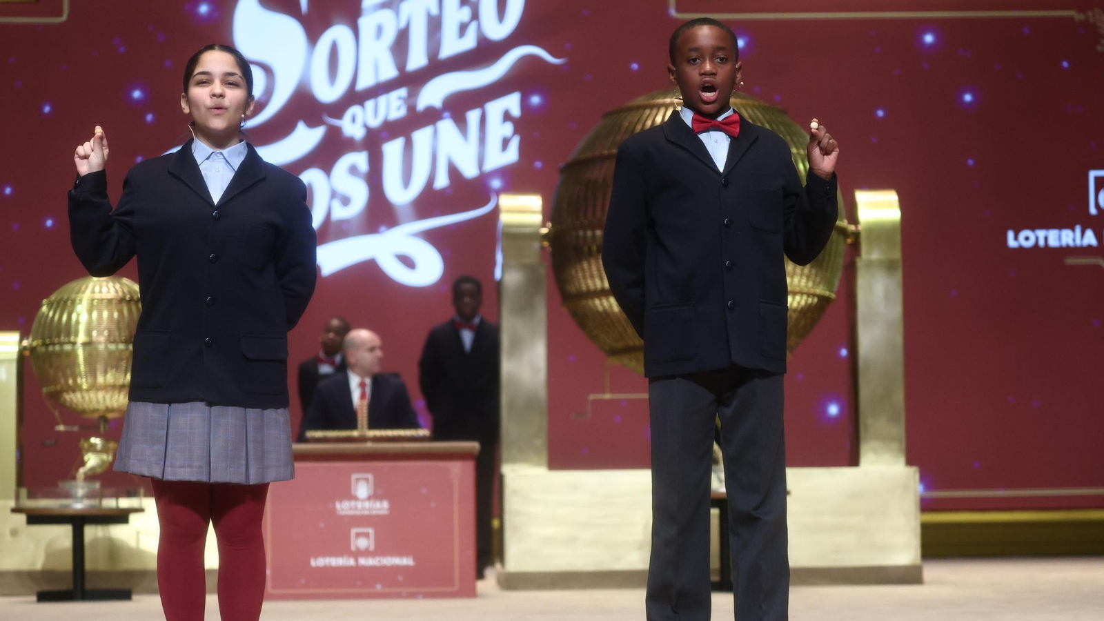 Dos niños del Colegio de San Ildefonso, cantan el 70048 segundo premio de la Lotería de Navidad