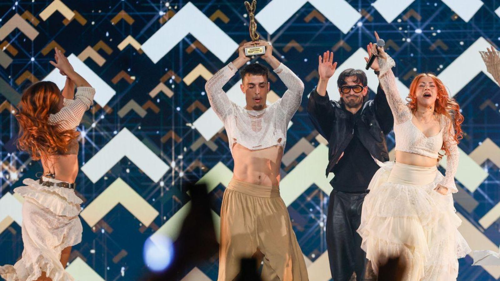 Tony Grox y Lucycalys actúan durante la gala final del Benidorm Fest 2026.