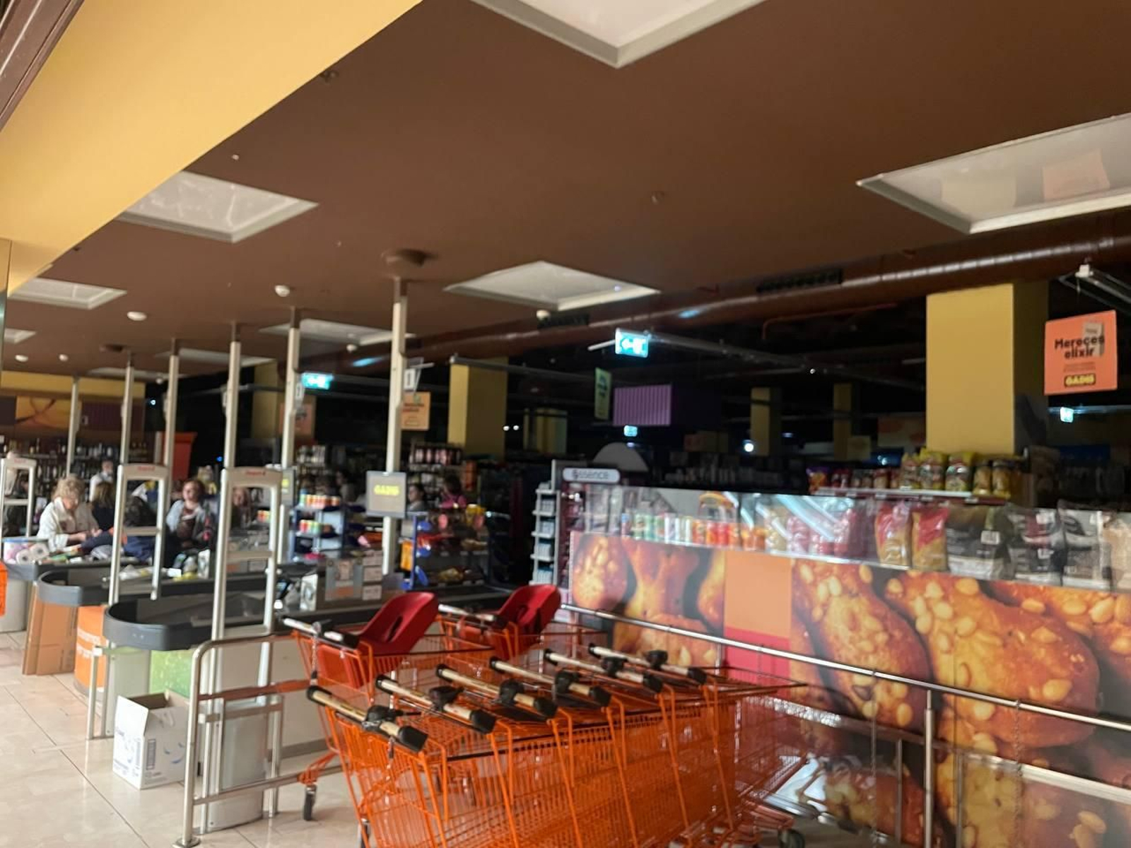 Imagen de archivo de un supermercado de Vigo sin luz.