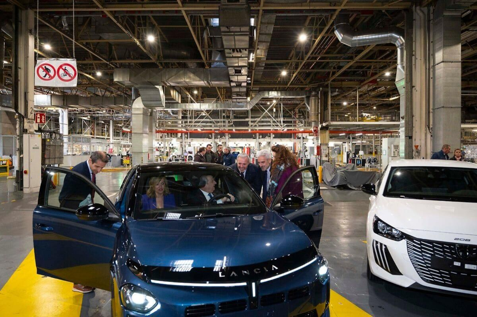 El ministro de Industria, Jordi Hereu, visitó ayer la planta de Stellantis Zaragoza, donde el grupo levantará una gigafactoría de baterías, a la que el Gobierno destinó 300 millones entre el Perte del coche eléctrico y el de descarbonización.