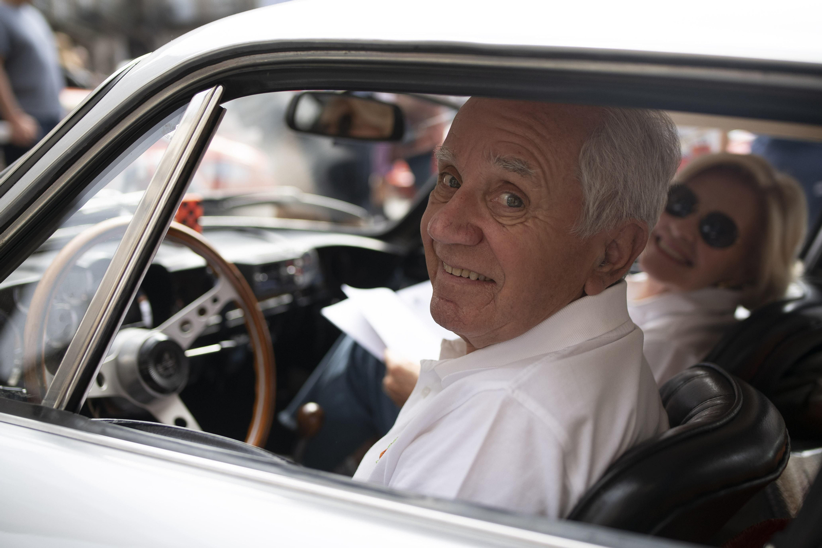 Señor dentro de un coche de rally antiguo en Ourense