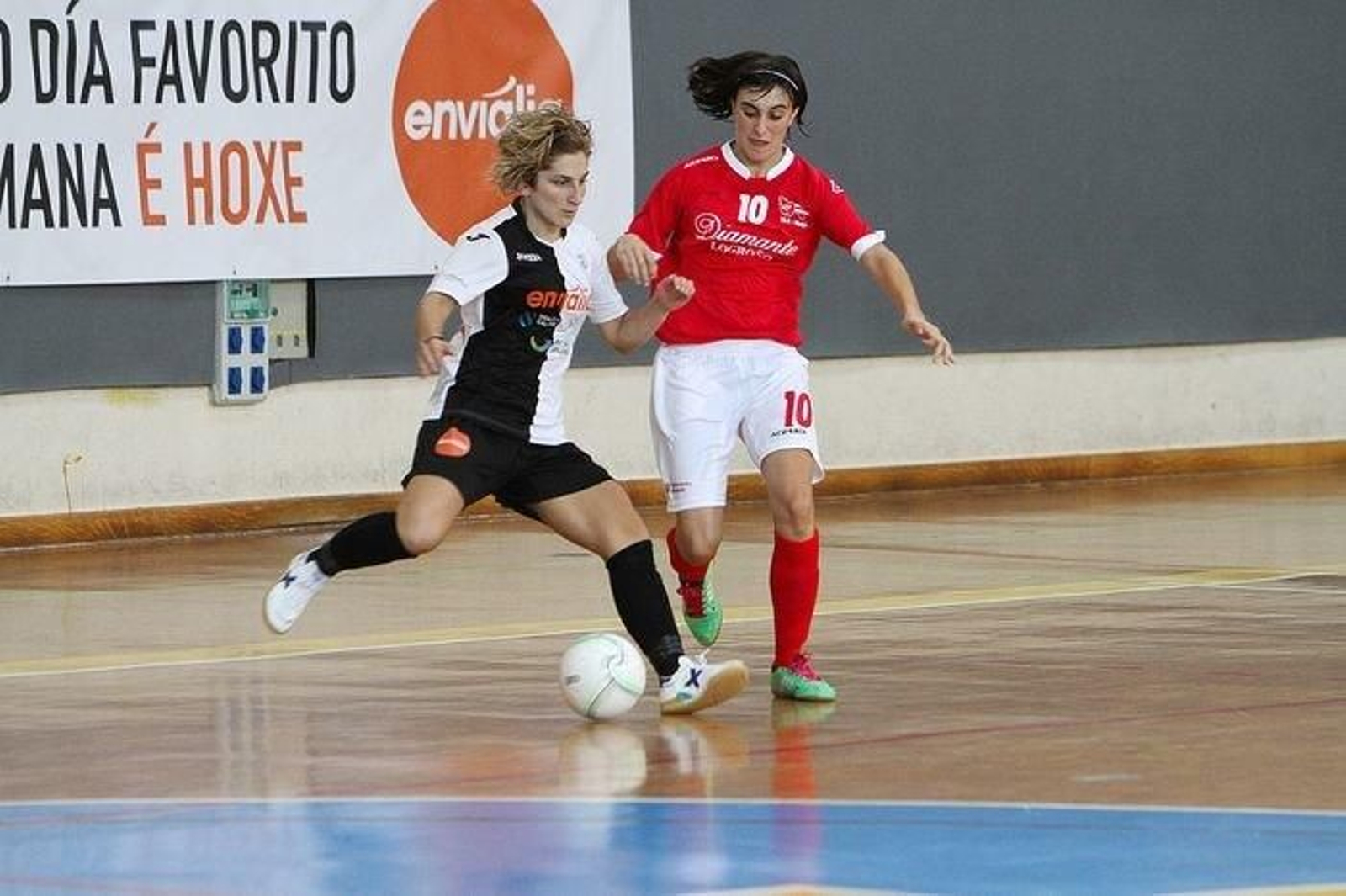 Spi trata de superar a una defensa del Rioja.