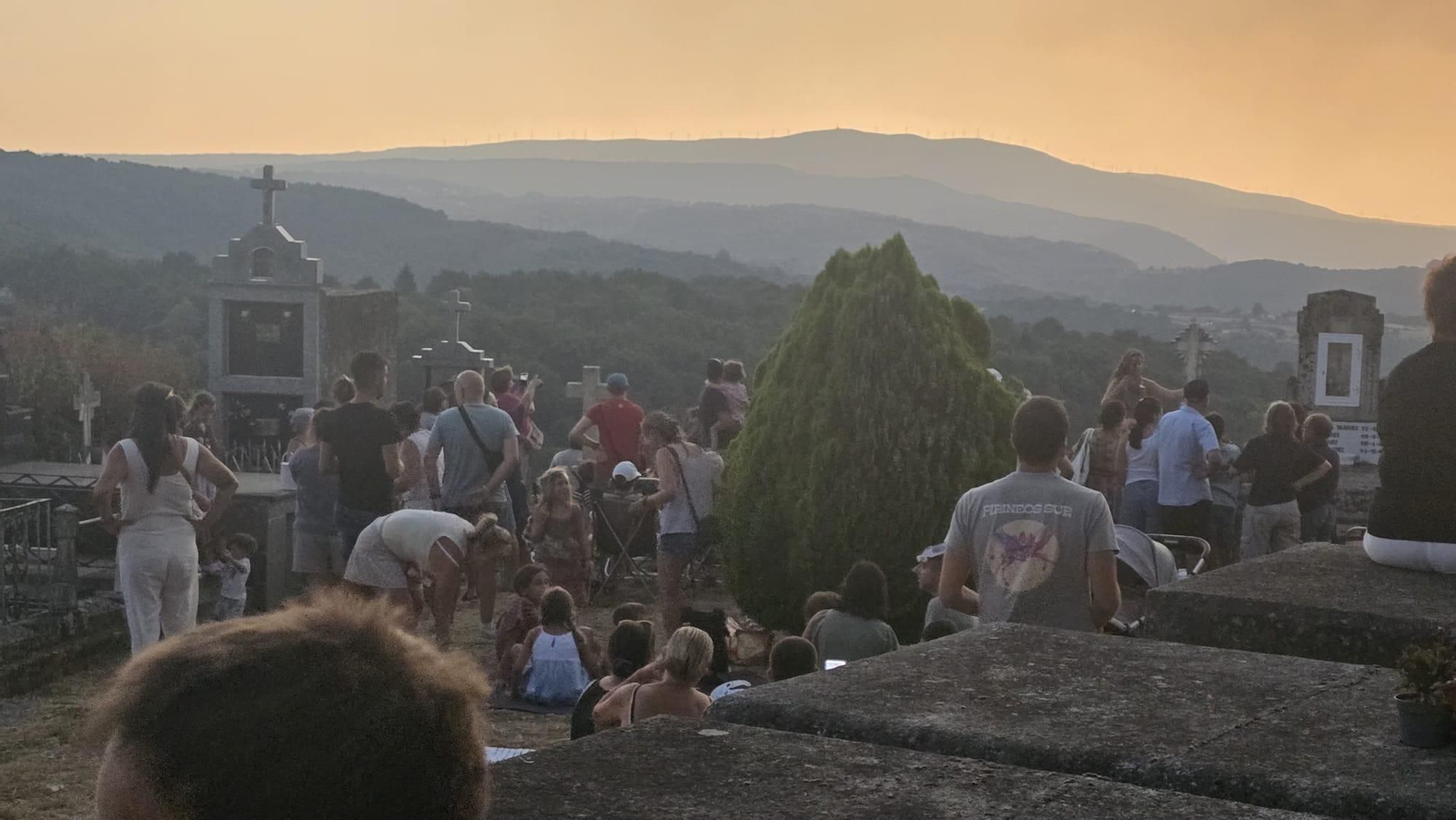 Galería | Un cementerio para mirar al cielo: un silencioso mirador para el eclipse total solar