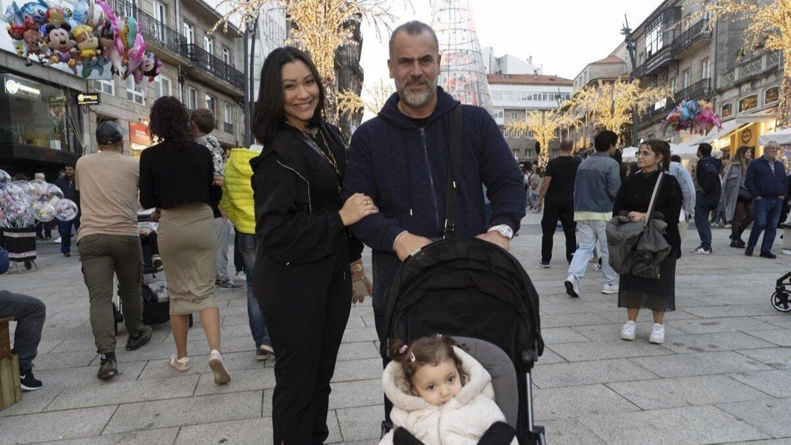 Sebastian, Raisa y Zoe vienen desde París, y explicaron que esta es su segunda visita a Vigo durante la temporada navideña. Esta vez decidieron quedarse tres días en la ciudad para ver las luces.