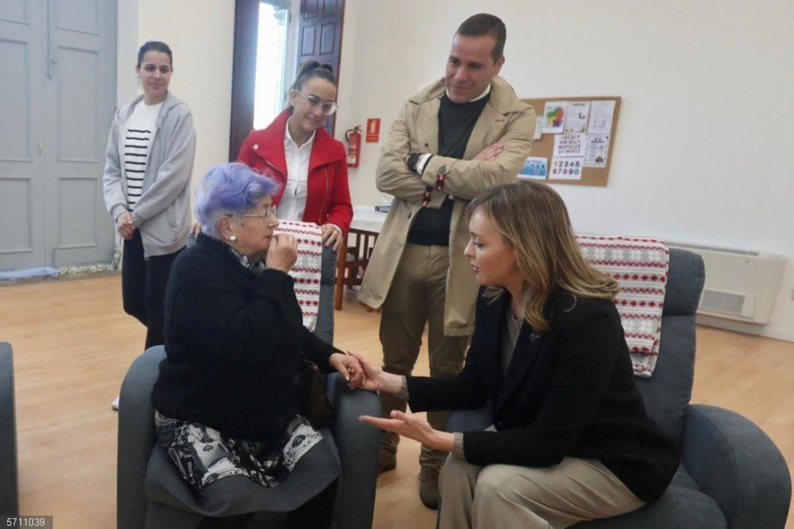La conselleira de Política Social e Xuventude, Fabiola García, en una casa del mayor de Moaña.
