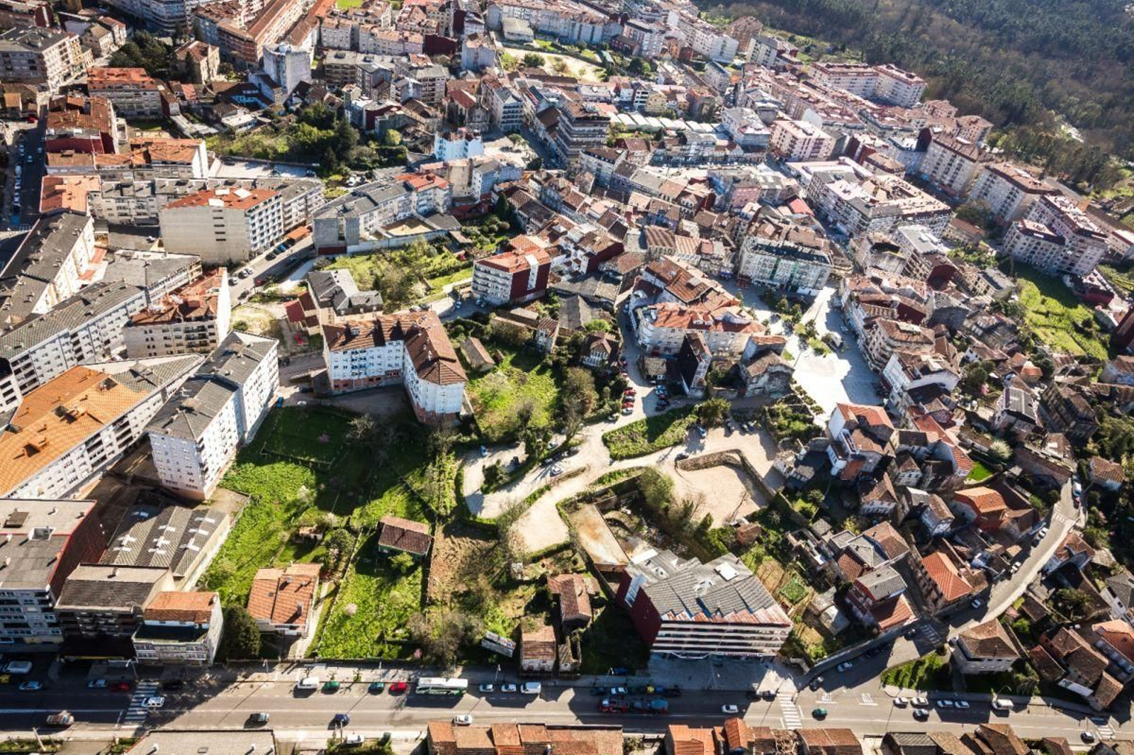 Vista del casco urbano de  Ponteareas,  que seguirá creciendo y construyendo vivienda residencial.