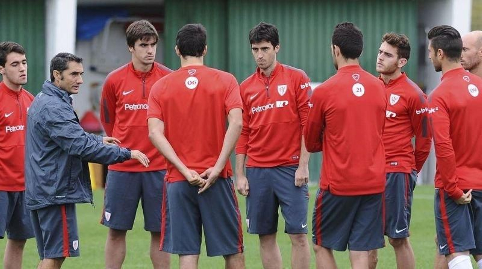 Ernesto Valverde, técnico del Athletic, da instrucciones en un entrenamiento junto a Jon Aurtenetxe.