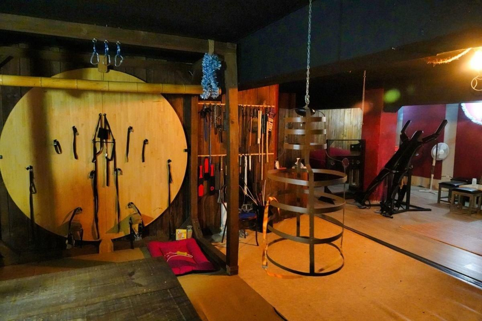 En la imagen varios de los aparatos para colgarse, ponerse boca abajo o una jaula para sumisos.