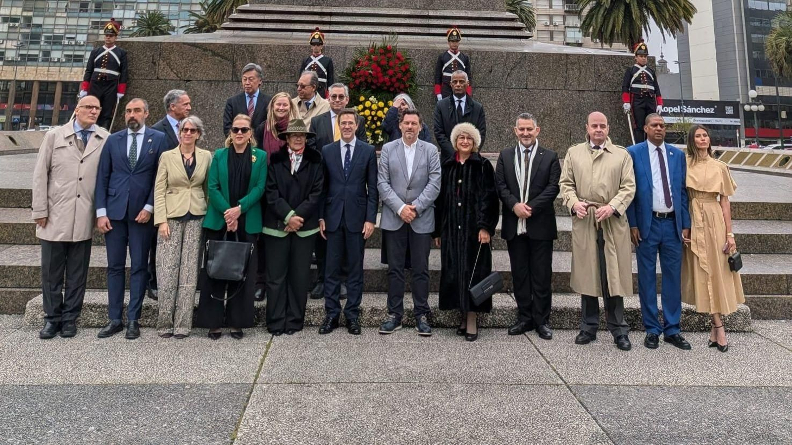 Ofrendas florales en la celebracion de los actos de la Hispanidad