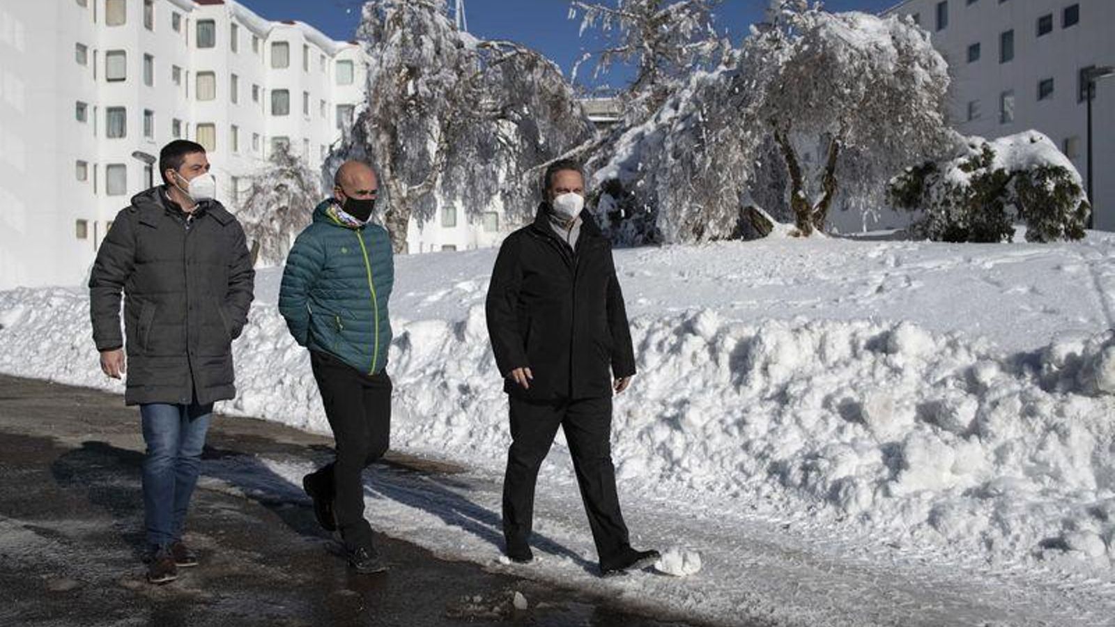 Cabeza de Manzaneda ( Manzaneda). 08/01/2021. Estación de Montaña de Manzaneda con los nuevos gestores. En la foto Ángel Rodríguez, Pablo López y Albert Montaner. Foto: Xesús Fariñas