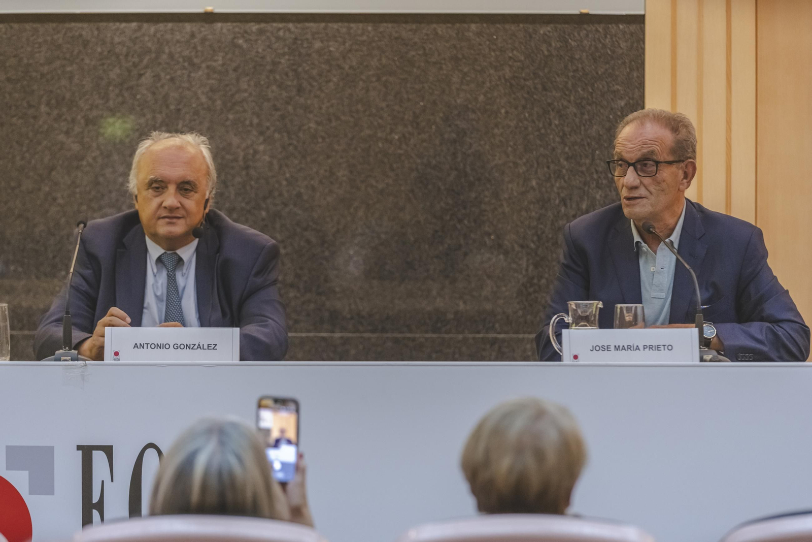 El ponente Antonio González, acompañado por José María Prieto, durante su intervención en el salón de actos de Afundación.