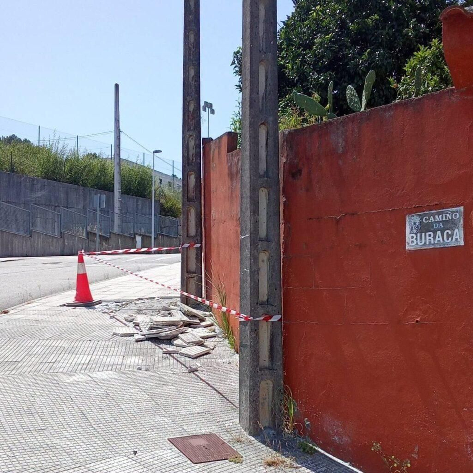 Una acera, en el Camiño da Buraca, destrozada y, posteriormente, precintada para la seguridad de los peatones.